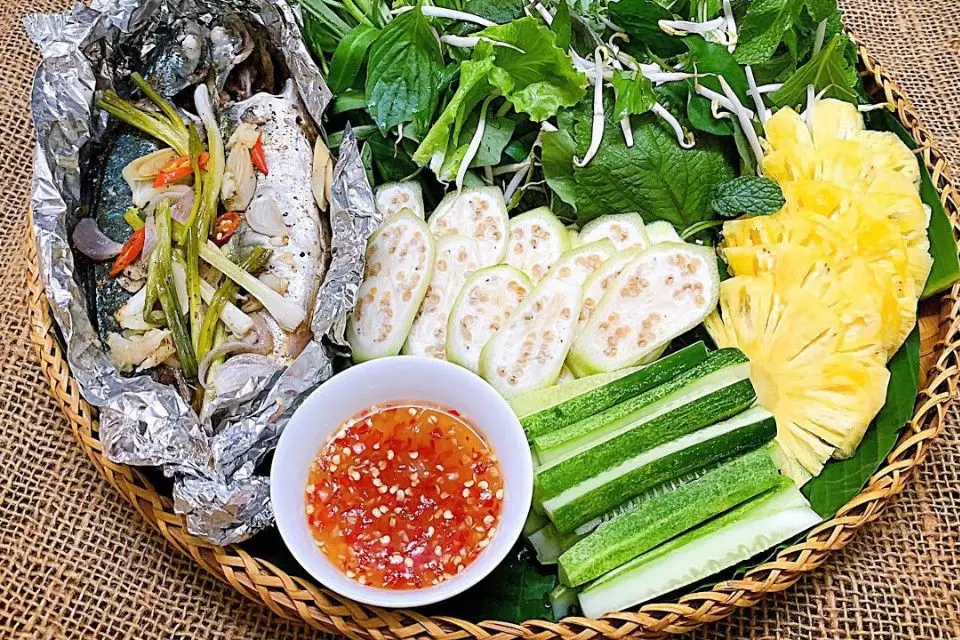 Cá nục hấp cuốn bánh tráng