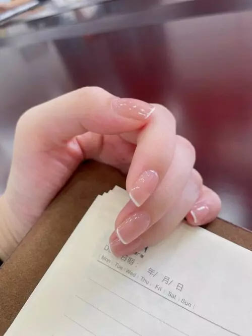 Mẫu nail đơn giản sang trọng