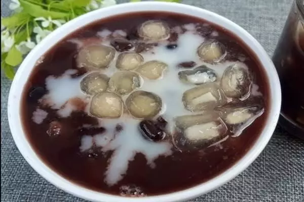 Chè đậu đỏ nước cốt dừa