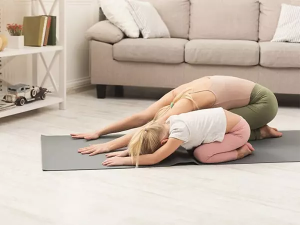 Tập yoga với tư thế em bé tại nhà cho nữ