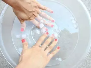 Xịt dầu ăn có sẵn tại nhà để lớp sơn gel khô nhanh