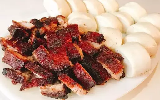 Heo sữa quay với bánh bao