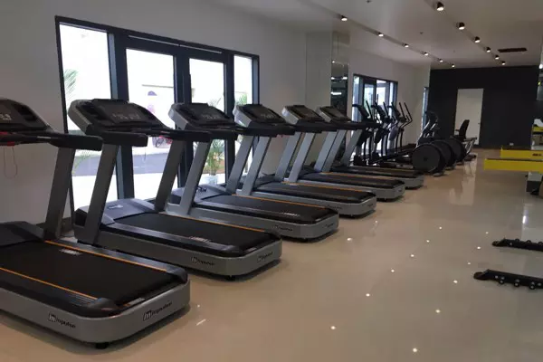 Chọn máy chạy bộ phòng Gym