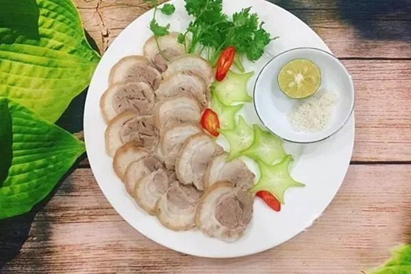 Móng giò luộc thơm ngon, giòn sần sật