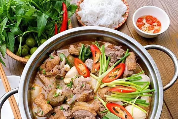 Vịt om sấu ăn cùng với bún