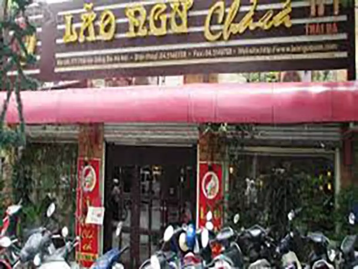 Không gian bên ngoài nhà hàng chả cá Lão Ngư