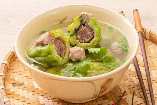 Sườn xào chua ngọt ăn cùng với canh mướp đắng nhồi thịt vô cùng ngon