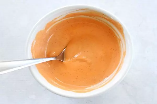 hòa mayonnaise với tương ớt