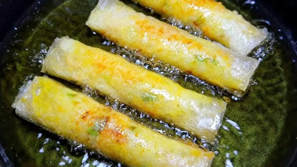 Bước 3: Chiên bánh tráng