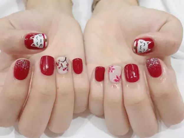 Nail mèo thần tài kết hợp thêm chi tiết hoa mùa xuân nổi bật