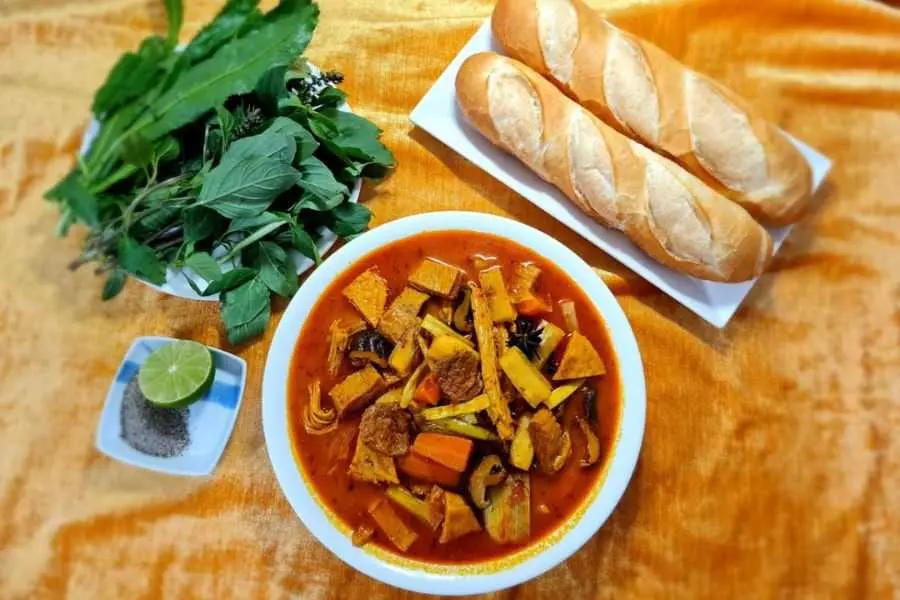 Bò kho chay ăn kèm bánh mì ngon hết sẩy.