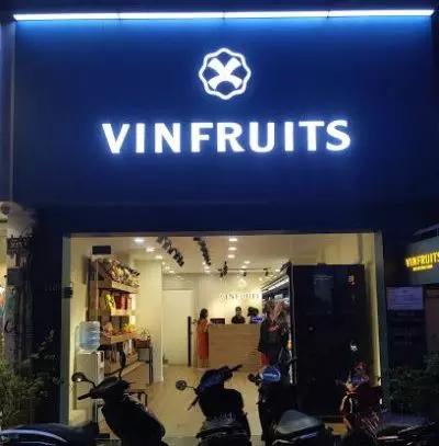 Cửa hàng Vinfruits về đêm