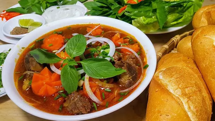 Bánh-mì-bò-kho