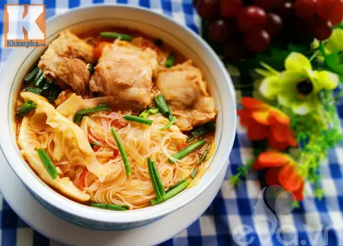 Bún sườn nấu sấu