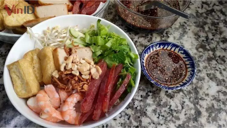 Bún trộn nước tương tôm chả lạp xưởng thơm ngon, béo ngậy