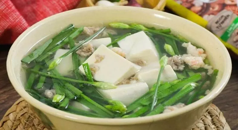 Canh đậu hũ non nấu với bông hẹ