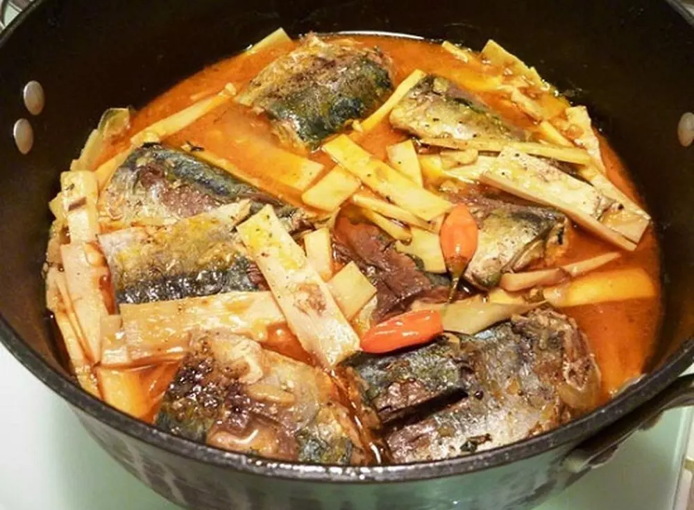 Kho cá nục với măng