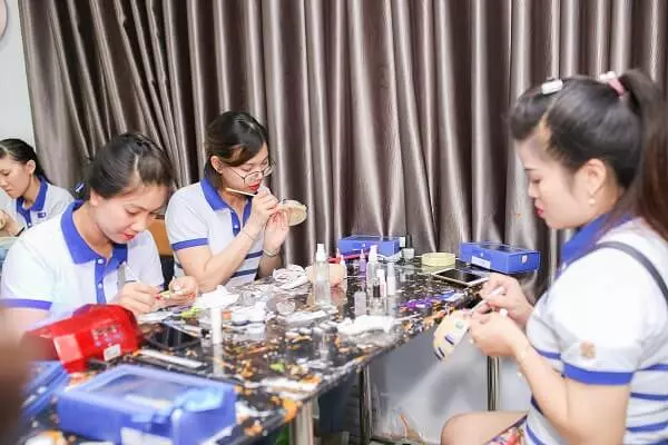 Hướng dẫn cách vẽ nail hình bò sữa xinh xắn tại nhà