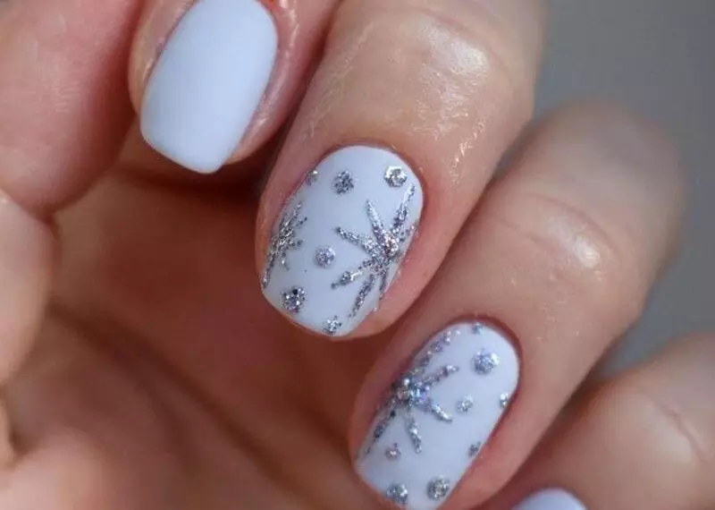 Mẫu nail hoa tuyết trắng đơn giản, tao nhã