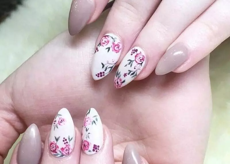 Hoa nhỏ li ti cũng là mẫu nail được yêu thích