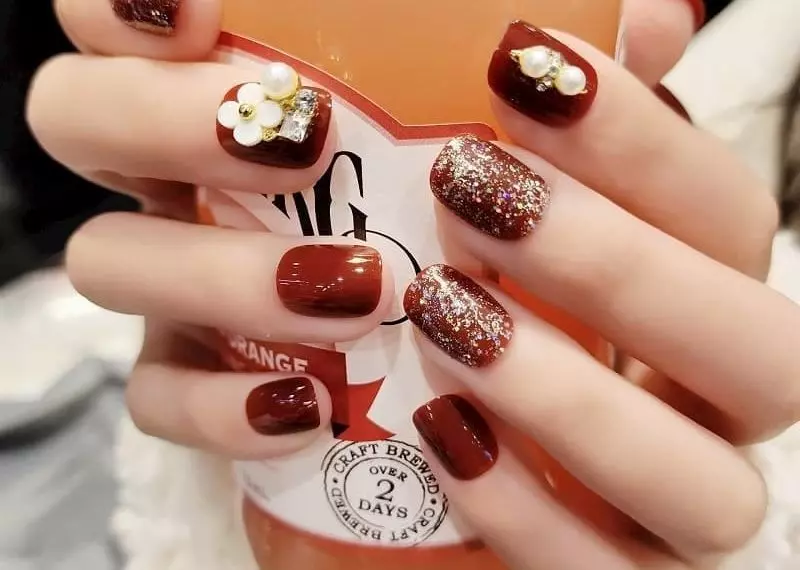 Nail tone nâu thể hiện sự thanh lịch