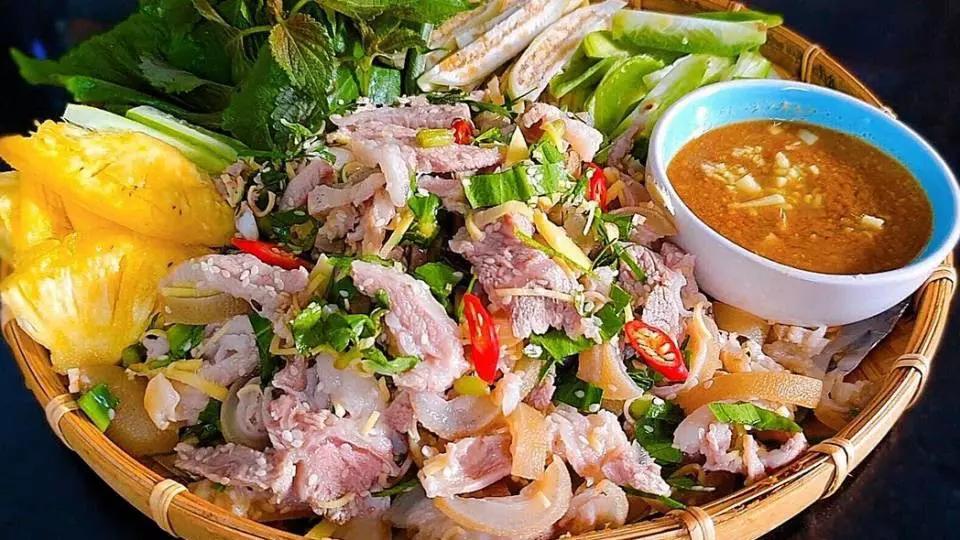 Dê tái chanh sẽ được hấp cho thịt chín tới rồi trộn cùng với một số nguyên liệu