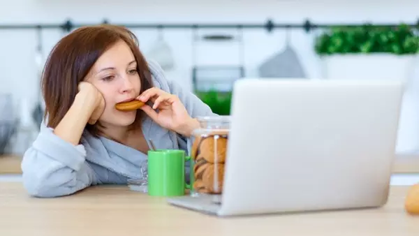 Căng thẳng và stress kích thích cơn thèm ăn và ăn vặt nhiều hơn