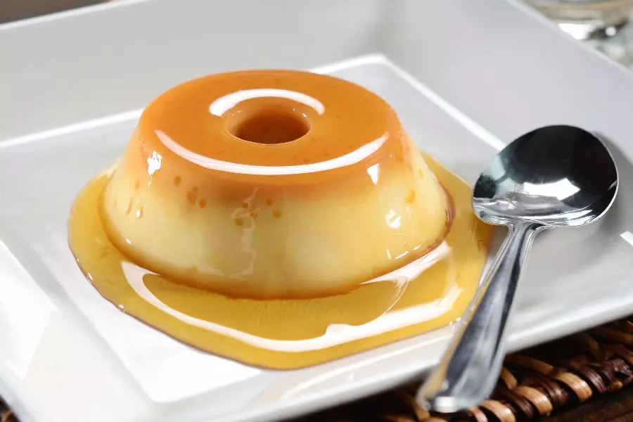 Bánh flan là một món ngon bữa phụ được nhiều trẻ yêu thích bởi hương vị ngọt mềm.