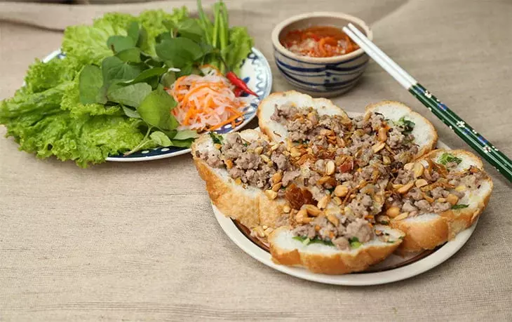 Bánh mì hấp thịt heo mỡ hành cực ngon từ bánh mì cũ.