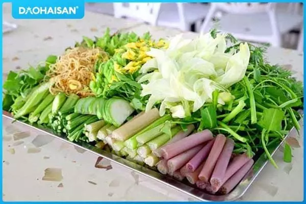 Tiến hành xào gạch cua để nấu lẩu riêu cua bắp bò