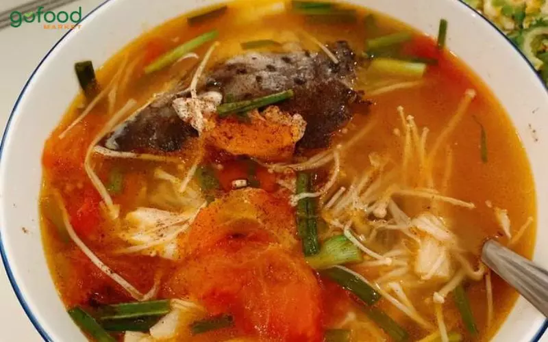 Cá hồi nấu canh chua lá giang