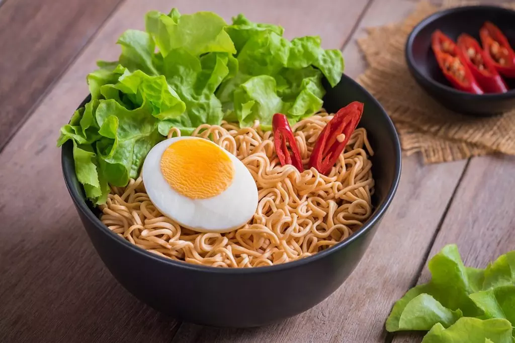 Trung bình 1 gói mì Hảo Hảo chứa lượng calo khoảng 350 kcal