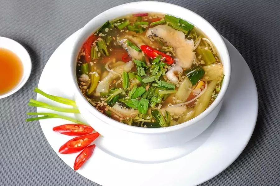 Món cá lăng nấu canh chua giải nhiệt ngày hè.