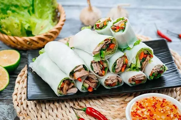 phở cuốn là món ăn vặt dành cho bé vào thứ 7