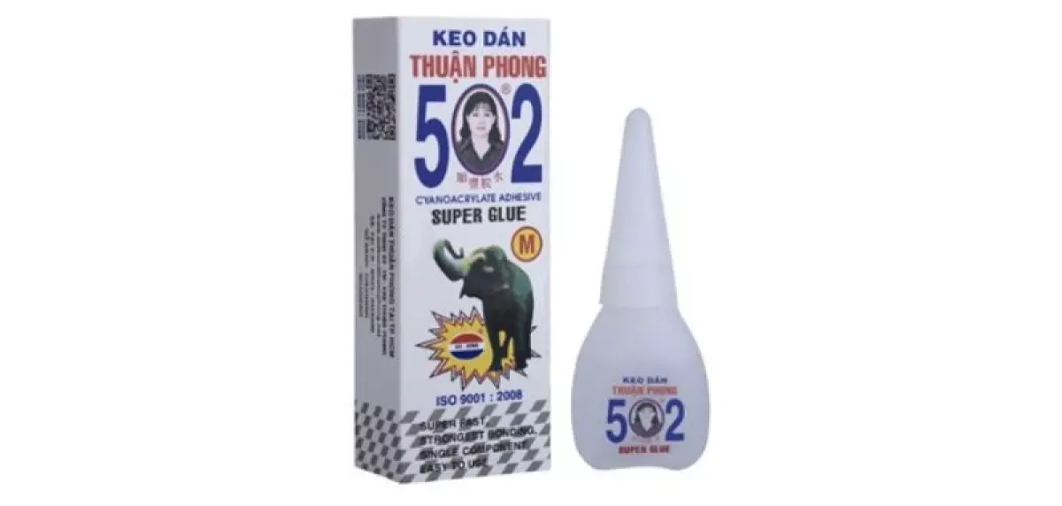 Không nên dán móng tay giả bằng keo 502 để tránh làm hư móng thật