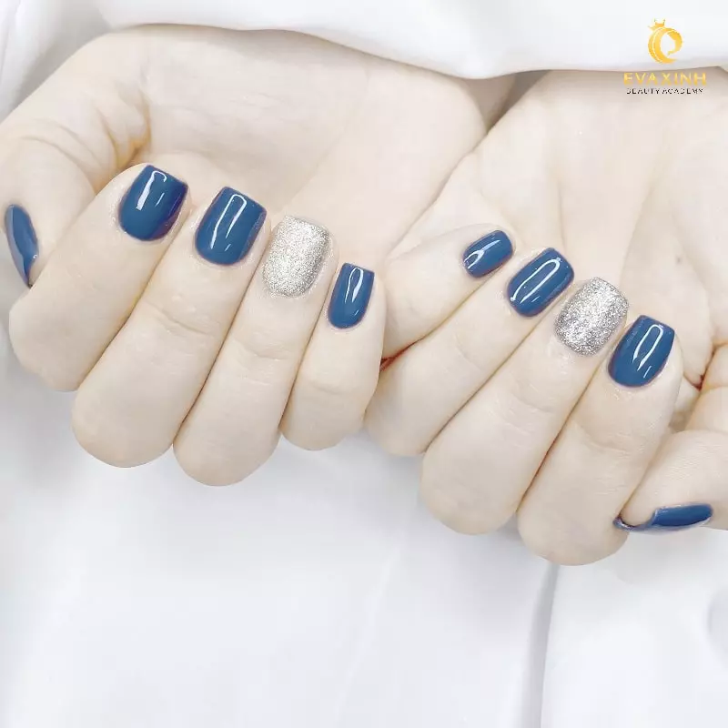 Mẫu nail màu xanh sáng trọng