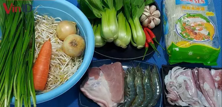 Bún gạo xào thập cẩm.