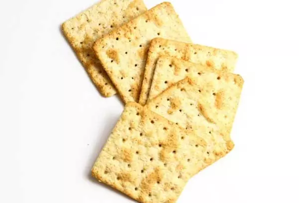 Đang giảm cân có nên ăn bánh Cracker không?