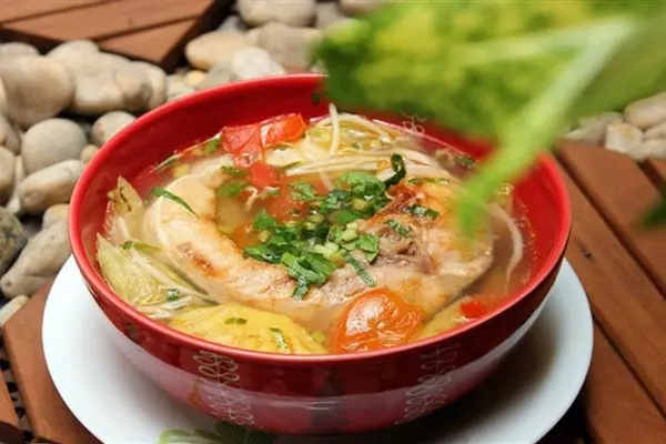 Canh chua cá bớp nấu dứa