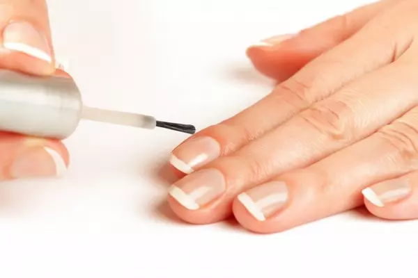 Với 3 lần quét sơn móng tay bạn sẽ có bộ nail đẹp như mong muốn