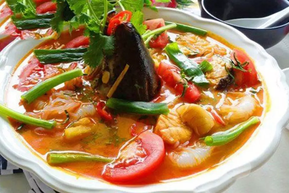 Canh chua cá hồi thanh mát