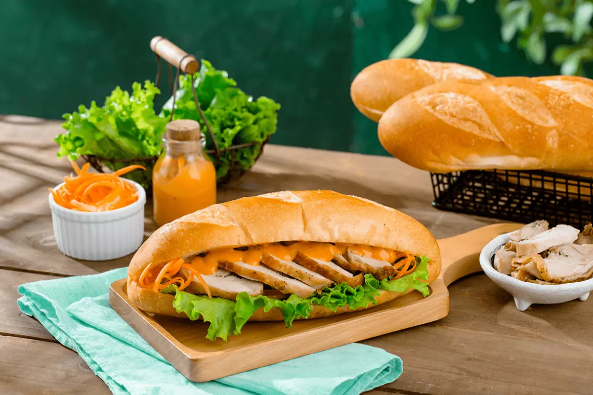 Một ổ bánh mì thịt bao nhiêu calo? Ăn bánh mì thịt có béo không?