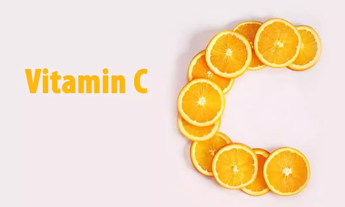 Vitamin C nên bôi vào buổi sáng hay tối?