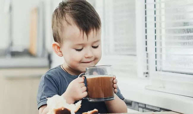 Nhờ thành phần dưỡng chất phong phú, uống sữa Milo hoàn toàn giúp bé phát triển chiều cao được nhé mẹ ơi