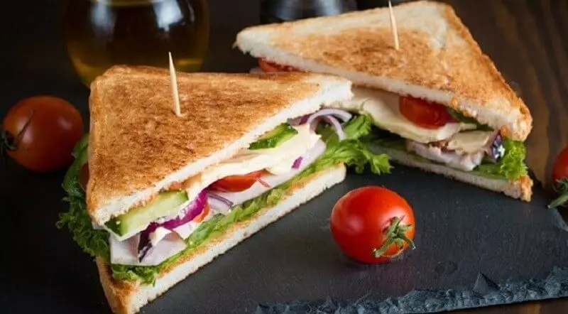 Bánh mì sandwich trứng rau trộn