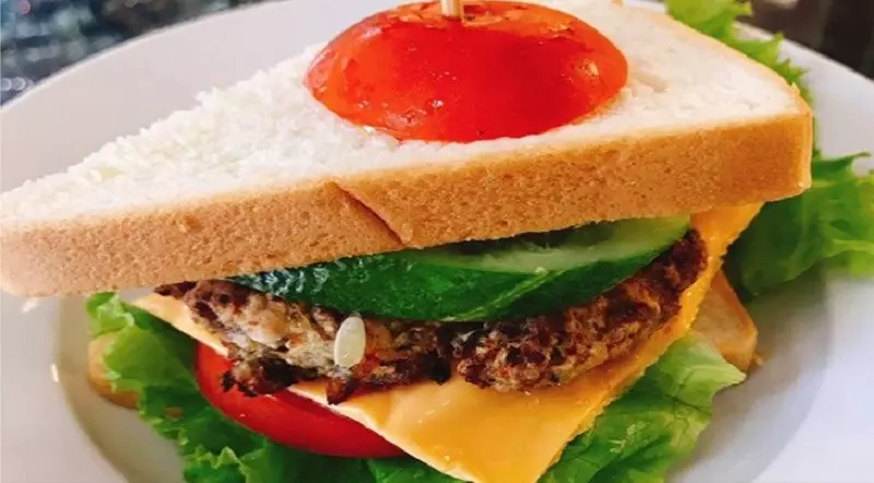 Bánh mì sandwich thịt băm đậm đà hương vị