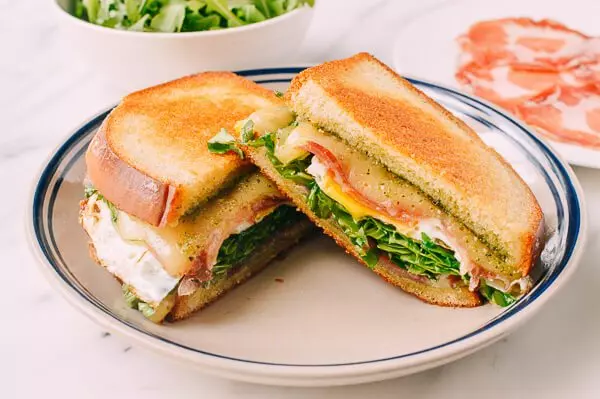 Bánh mì sandwich trứng kèm xúc xích