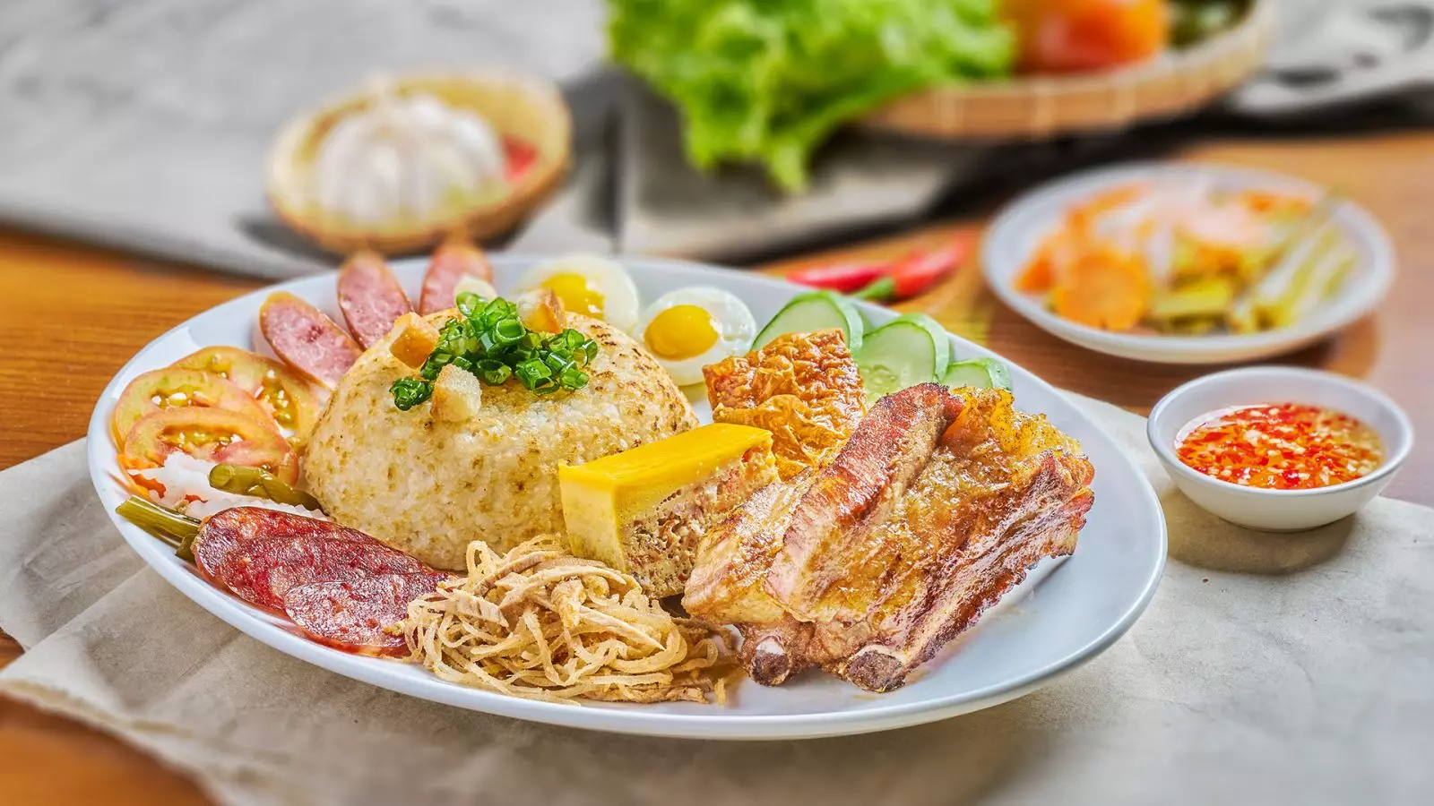 Theo các chuyên gia, trung bình trong 1 hộp cơm tấm sườn trứng có 527 kcal