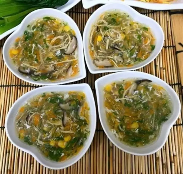 Súp gà, ngô, nấm hương