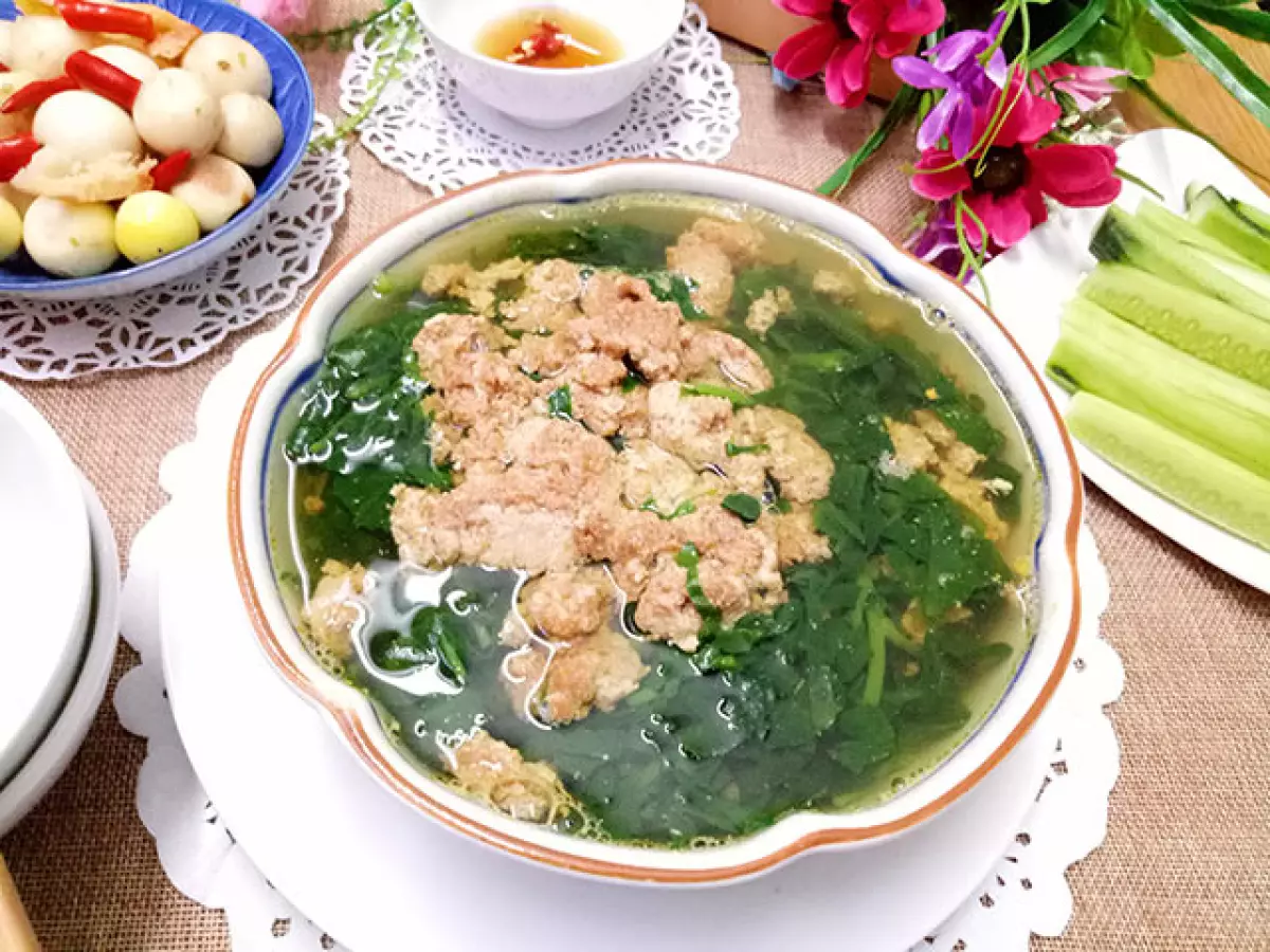 Canh gà hạt sen tốt cho bà bầu